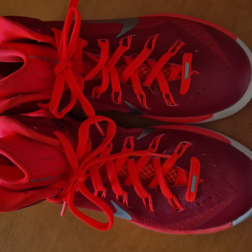 Nike Hyperdunk Crimson and White Athletic Sneakers. EUC. Size 7 - Picture 2 of 6